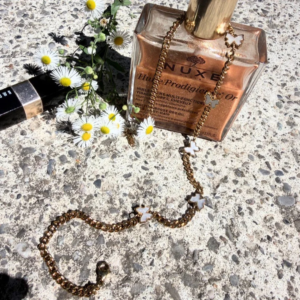 Publication Instagram : le collier Céleste sur béton et marguerites