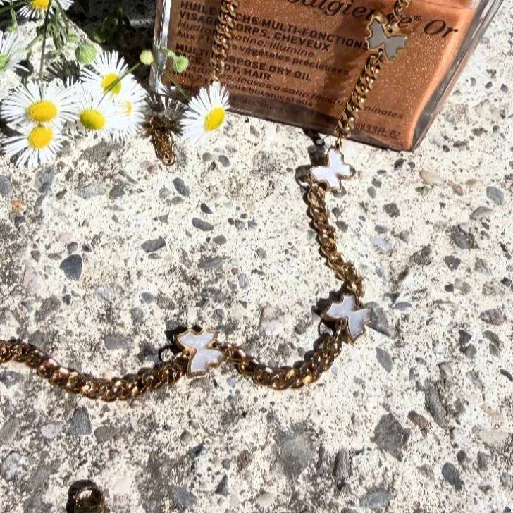 Papillon de nacre blanche serti sur la maille gourmette