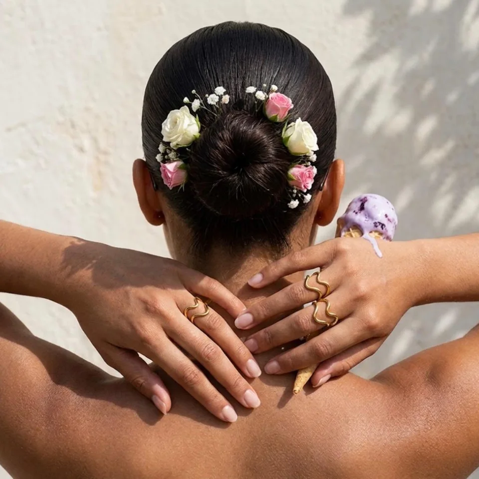 Publication Instagram : les bagues La Bohème portées, chignon fleuri