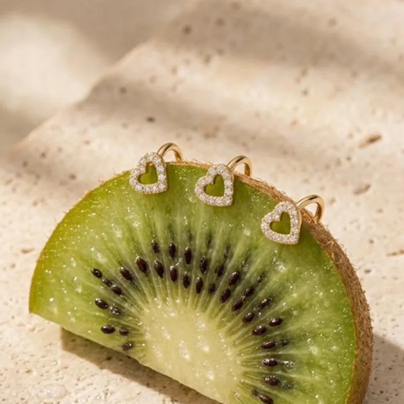 Publication Instagram : les faux piercings Lovely sur une tranche de kiwi