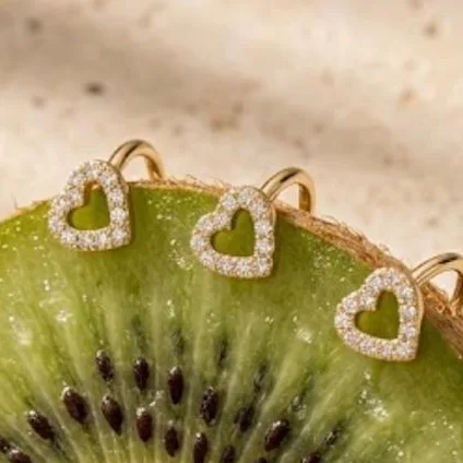 Détail du cœur pavé de zircones cubiques du faux piercing Lovely
